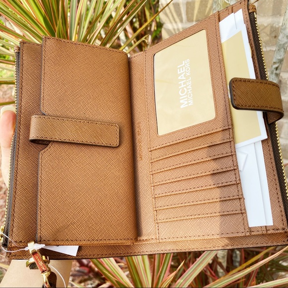 Gaby’sBags💕NWT Michael Kors Wristlet - Picture 6 of 8